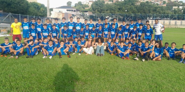Prefeitura de Barra de São Francisco entrega materiais esportivos do Projeto Campeões de Futuro
