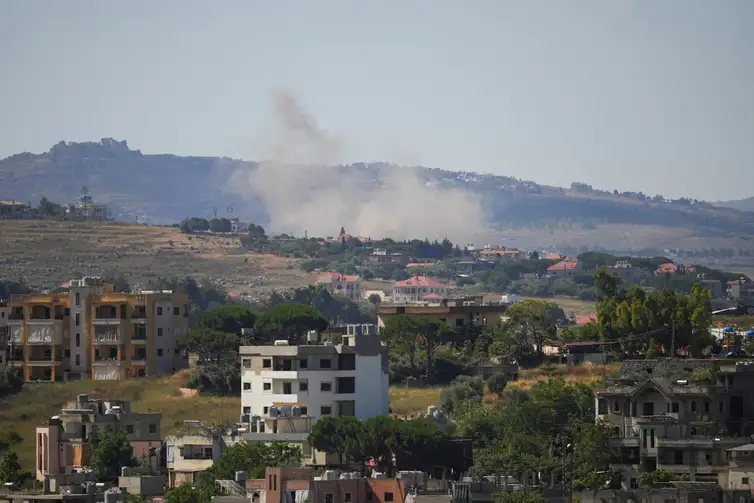 Reuters/Stringer/Proibida reprodução Fumaça após ataque israelense em Nabatieh, no Líbano
15 de junho de 2026 REUTERS/Stringer