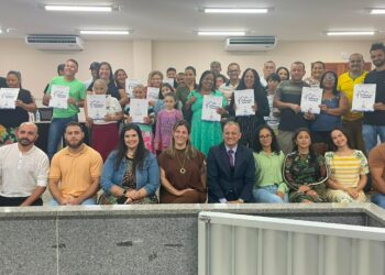 Prefeitura entrega novos títulos de regularização fundiária a moradores de Barra de São Francisco