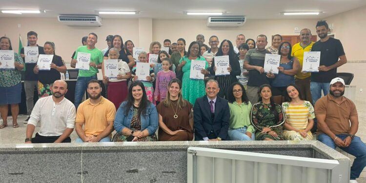 Prefeitura entrega novos títulos de regularização fundiária a moradores de Barra de São Francisco
