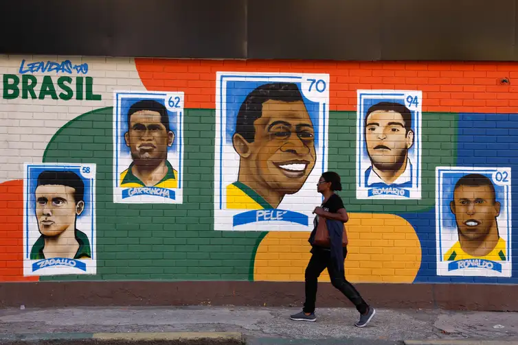 Tânia Rêgo/Agência Brasil Rio de Janeiro (RJ), 09/06/2026 - Rua Pereira Nunes, em Vila Isabel, zona norte da cidade, pintada e enfeitada para a Copa do Mundo de Futebol 2026. Foto: Tânia Rêgo/Agência Brasil