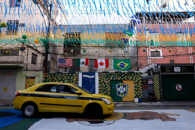 Tânia Rêgo/Agência Brasil Rio de Janeiro (RJ), 09/06/2026 - Rua Pereira Nunes, em Vila Isabel, zona norte da cidade, pintada e enfeitada para a Copa do Mundo de Futebol 2026. Foto: Tânia Rêgo/Agência Brasil