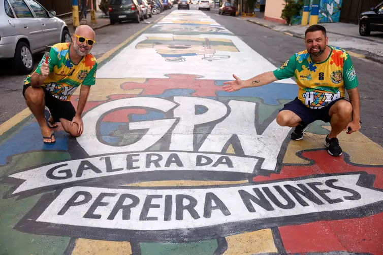 Tânia Rêgo/Agência Brasil Rio de Janeiro (RJ), 09/06/2026 - Rodrigo Habbib, desenhista e Celso Mendes, organizador da pintura da Rua Pereira Nunes, em Vila Isabel, zona norte da cidade, pintada e enfeitada para a Copa do Mundo de Futebol 2026. Foto: Tânia Rêgo/Agência Brasil
