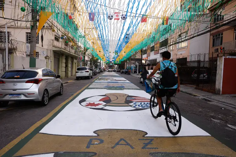 Tânia Rêgo/Agência Brasil Rio de Janeiro (RJ), 09/06/2026 - Rua Pereira Nunes, em Vila Isabel, zona norte da cidade, pintada e enfeitada para a Copa do Mundo de Futebol 2026. Foto: Tânia Rêgo/Agência Brasil