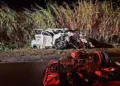 Dois trabalhadores rurais morrem após carro ser atingido, invadir contramão e bater de frente com carreta na BR-101, em Bebedouro