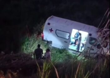 Ambulância atinge motociclista e cai em ribanceira após motorista sofrer convulsão em Pancas