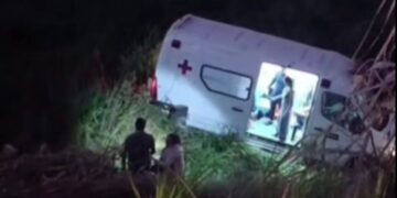 Ambulância atinge motociclista e cai em ribanceira após motorista sofrer convulsão em Pancas Ambulância atinge motociclista e cai em ribanceira após motorista sofrer convulsão em Pancas