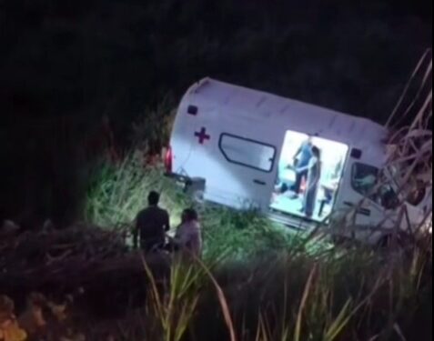 Ambulância atinge motociclista e cai em ribanceira após motorista sofrer convulsão em Pancas Ambulância atinge motociclista e cai em ribanceira após motorista sofrer convulsão em Pancas