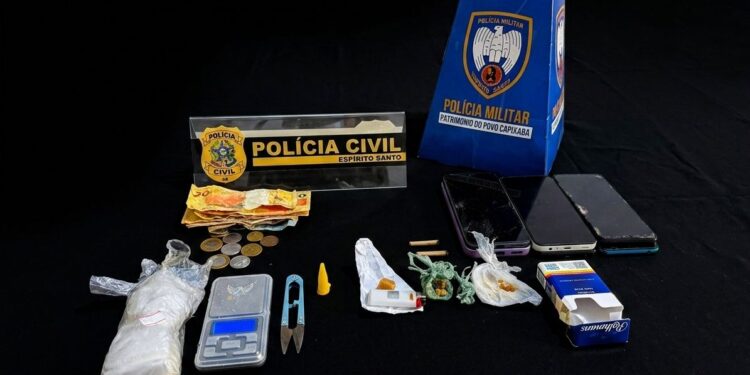 Ação conjunta entre PM e Polícia Civil apreende drogas e materiais do tráfico em Mantenópolis Ação conjunta entre PM e Polícia Civil apreende drogas e materiais do tráfico em Mantenópolis