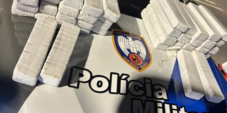 PM apreende 41 Kg de maconha avaliados em cerca de R$ 400 mil na BR-101, em São Mateus PM apreende 41 Kg de maconha avaliados em cerca de R$ 400 mil na BR-101, em São Mateus