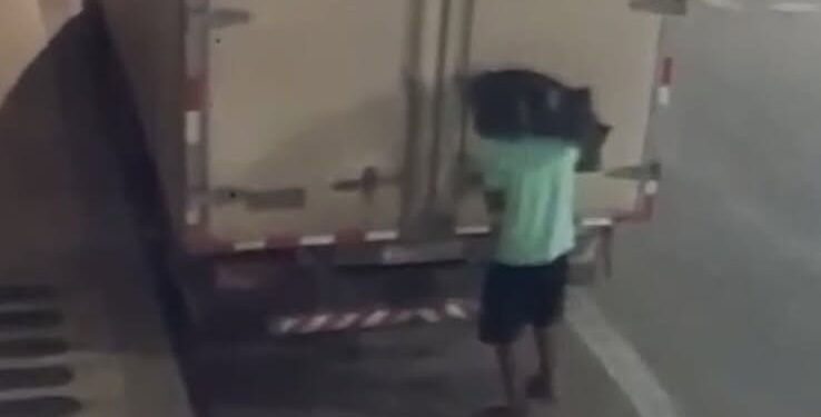 Dois suspeitos são presos e carga furtada de caminhão é recuperada em Barra de São Francisco Dois suspeitos são presos e carga furtada de caminhão é recuperada em Barra de São Francisco