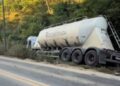 Carreta atinge traseira de caminhão após possível falha mecânica na ES-080 entre Barra de São Francisco e Colatina