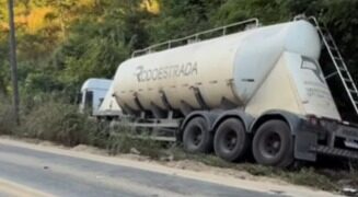 Carreta atinge traseira de caminhão após possível falha mecânica na ES-080 entre Barra de São Francisco e Colatina Carreta atinge traseira de caminhão após possível falha mecânica na ES-080 entre Barra de São Francisco e Colatina