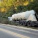 Carreta atinge traseira de caminhão após possível falha mecânica na ES-080 entre Barra de São Francisco e Colatina