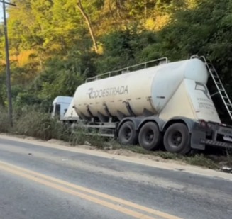 Carreta atinge traseira de caminhão após possível falha mecânica na ES-080 entre Barra de São Francisco e Colatina Carreta atinge traseira de caminhão após possível falha mecânica na ES-080 entre Barra de São Francisco e Colatina