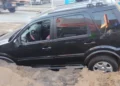 Carro cai em buraco de obra após rompimento de adutora em avenida de Colatina