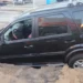 Carro cai em buraco de obra após rompimento de adutora em avenida de Colatina