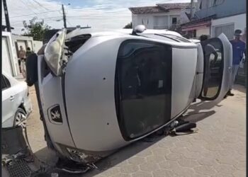 Motorista fica preso às ferragens após capotamento de carro em Guriri, em São Mateus