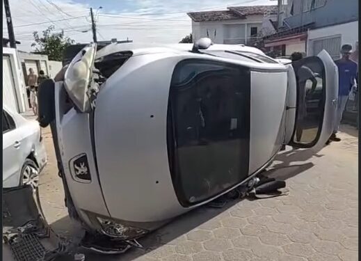 Motorista fica preso às ferragens após capotamento de carro em Guriri, em São Mateus
