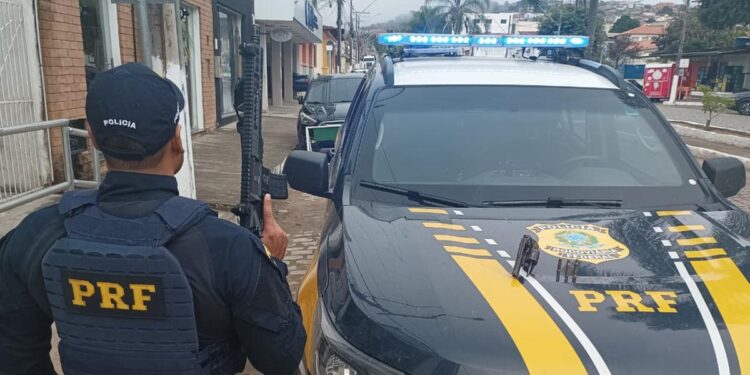 Empresário sequestrado é resgatado após cerco policial na BR-116, em Minas