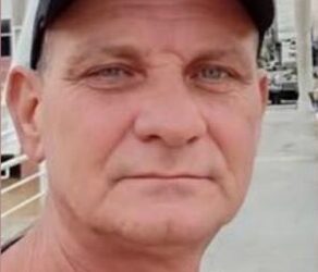 Homem é encontrado morto com marcas de facadas na varanda de casa em Nova Venécia