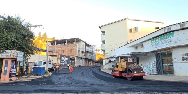 Iniciado recapeamento asfáltico entre Vila Landinha e AABB em Barra de São Francisco